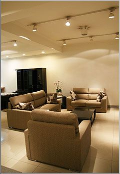 東益家具自1973年成立至今,除銷售品味質感的沙發之外,更有各式各樣的