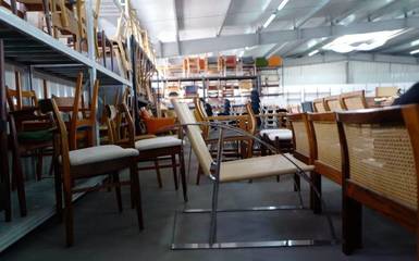 那些用舊家具的年輕人。