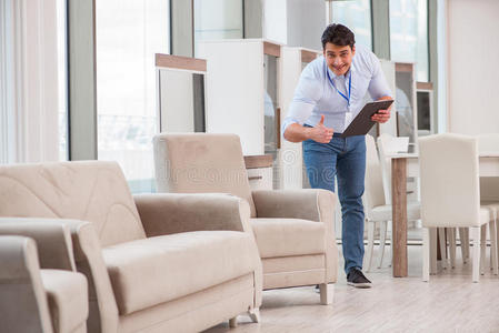 指已提到的人商人晚的為辦公室由于向睡得太久后的奧維尼